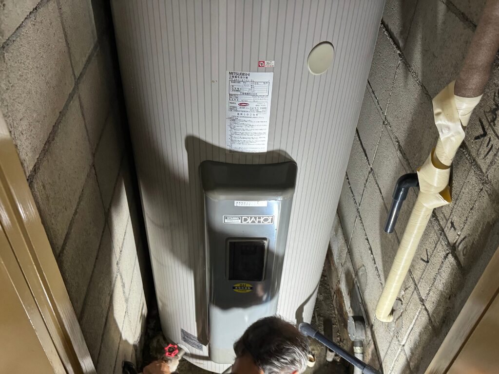 交換前の丸型温水器