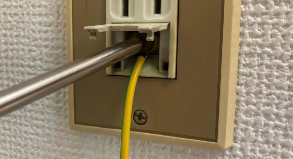 ねじってつけるの?正しい付け方と巻く方法は?