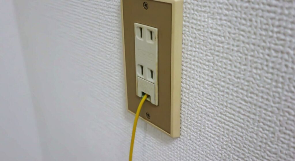 ネジ式じゃないワンタッチは挟むだけ?