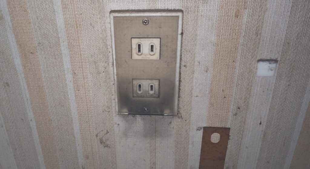 差し込み口の破損や焦げは危険サイン