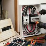 分電盤交換作業をしている電気工事士の画像