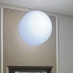 藤沢市のマンションの浴室で、ドアの上の壁に取り付けたLED浴室灯(オーデリック SH9033LD)が点灯している様子