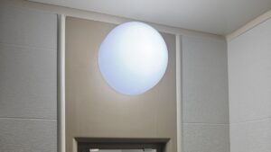藤沢市のマンションの浴室で、ドアの上の壁に取り付けたLED浴室灯(オーデリック SH9033LD)が点灯している様子