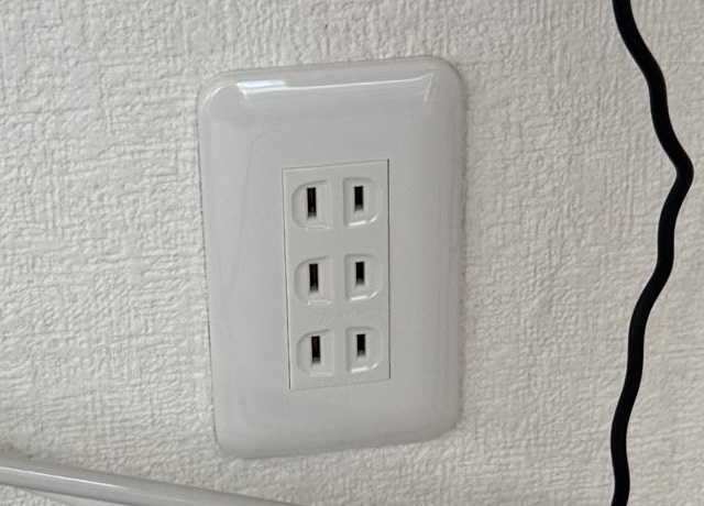  同じ位置に取り付けたパナソニック製の白い埋込トリプルコンセント