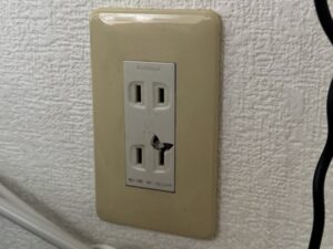 下側の差込口の右の穴の上が欠けて中が見えている埋込コンセント