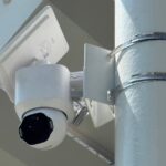 ポール用金具で設置したEufy SoloCam E42とソーラーパネル